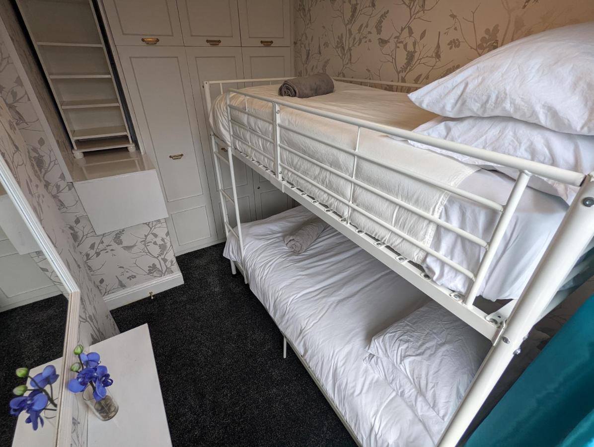 Moon Holiday Townhouse Free Parkingprivate Garden Blackpool Exterior photo