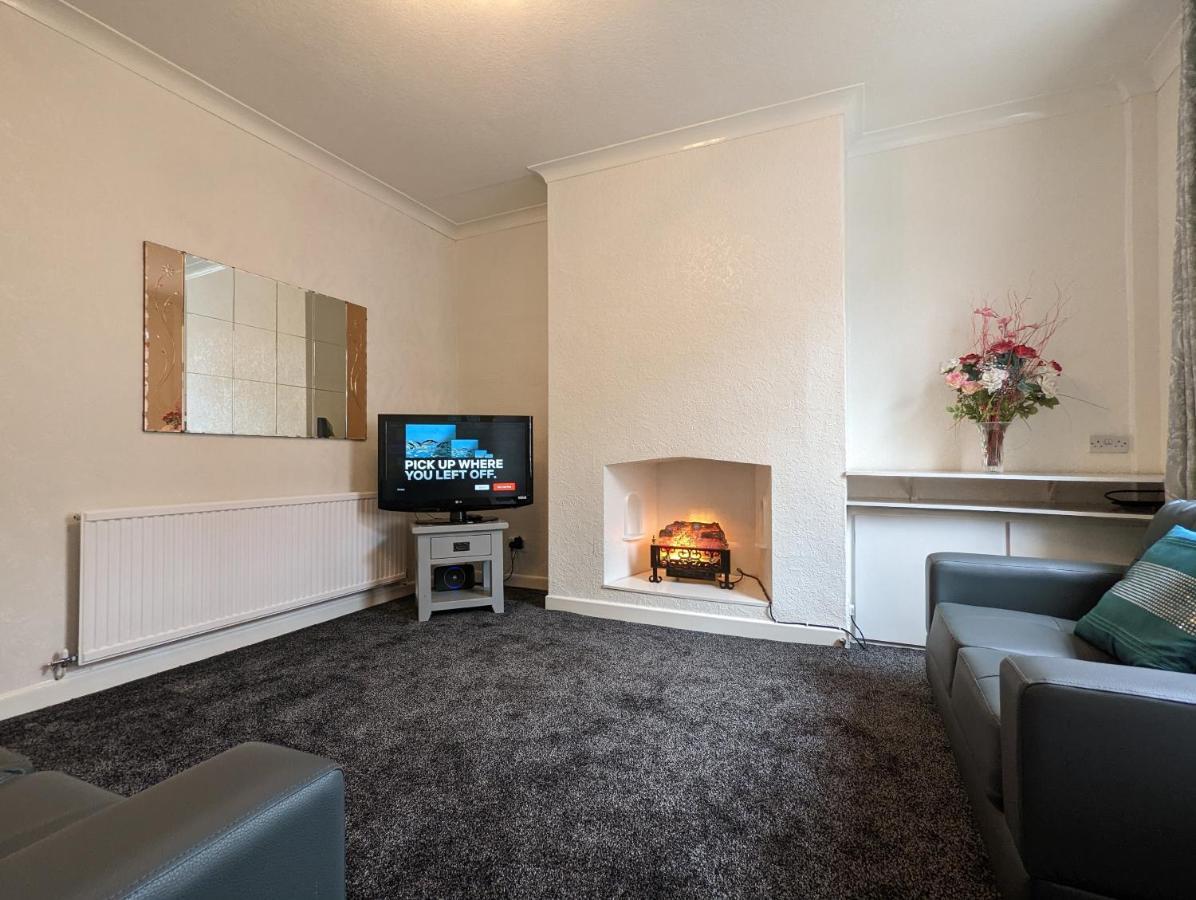 Moon Holiday Townhouse Free Parkingprivate Garden Blackpool Exterior photo