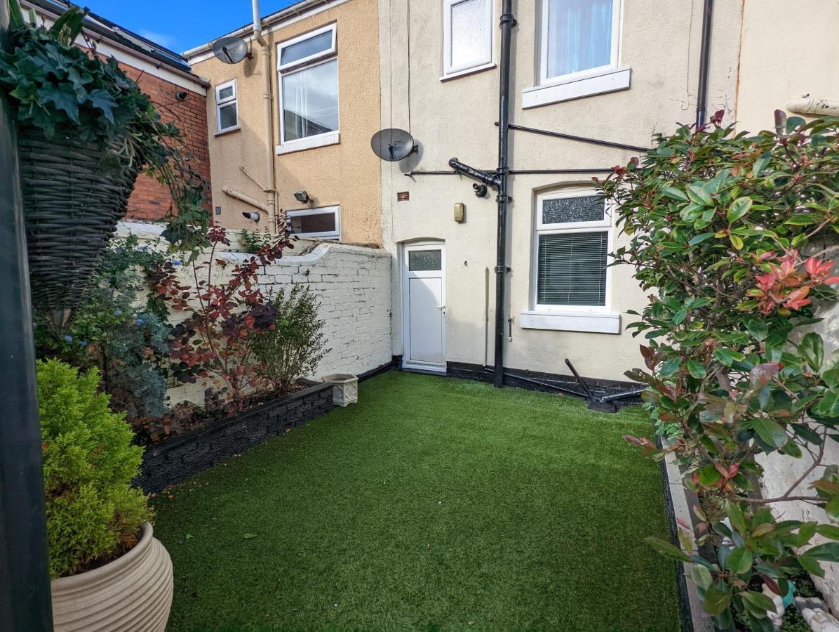Moon Holiday Townhouse Free Parkingprivate Garden Blackpool Exterior photo